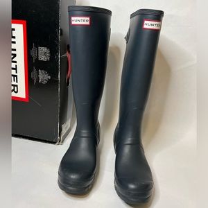 Navy blue Hunter Rainboots with pink trim